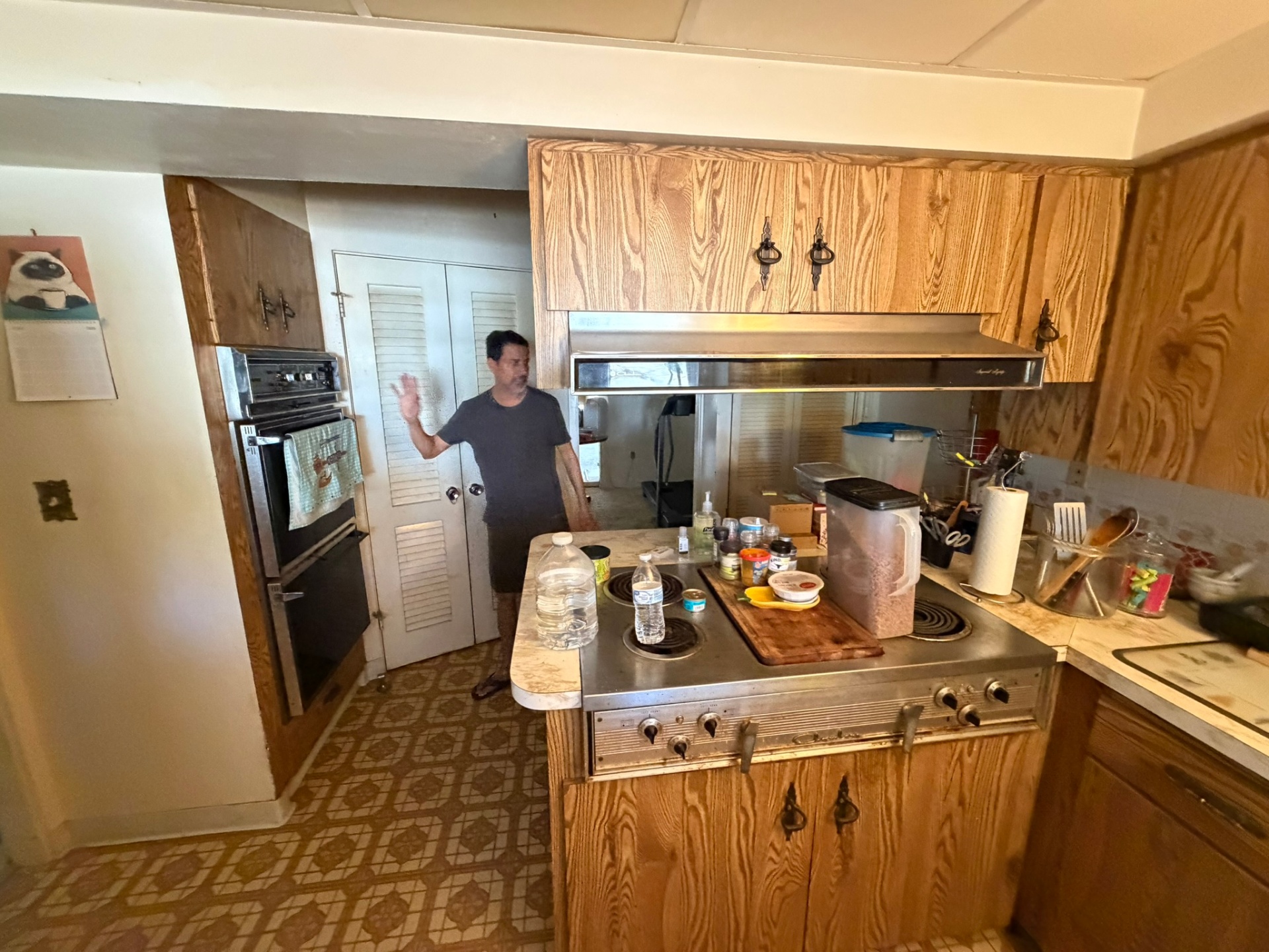 Kitchen โ cooktop & hood โ Palma Sola off-market listing photo 23