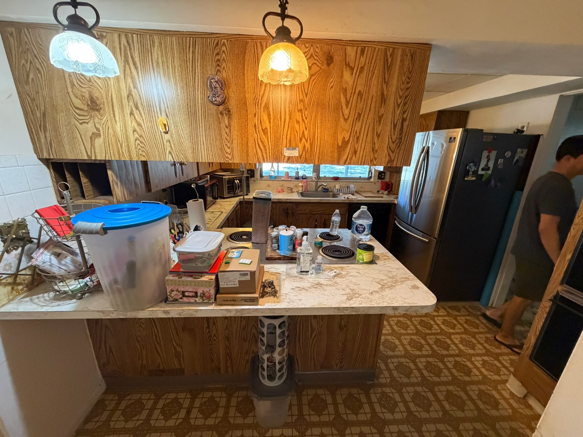 Kitchen peninsula & pendants โ Palma Sola off-market listing photo 28